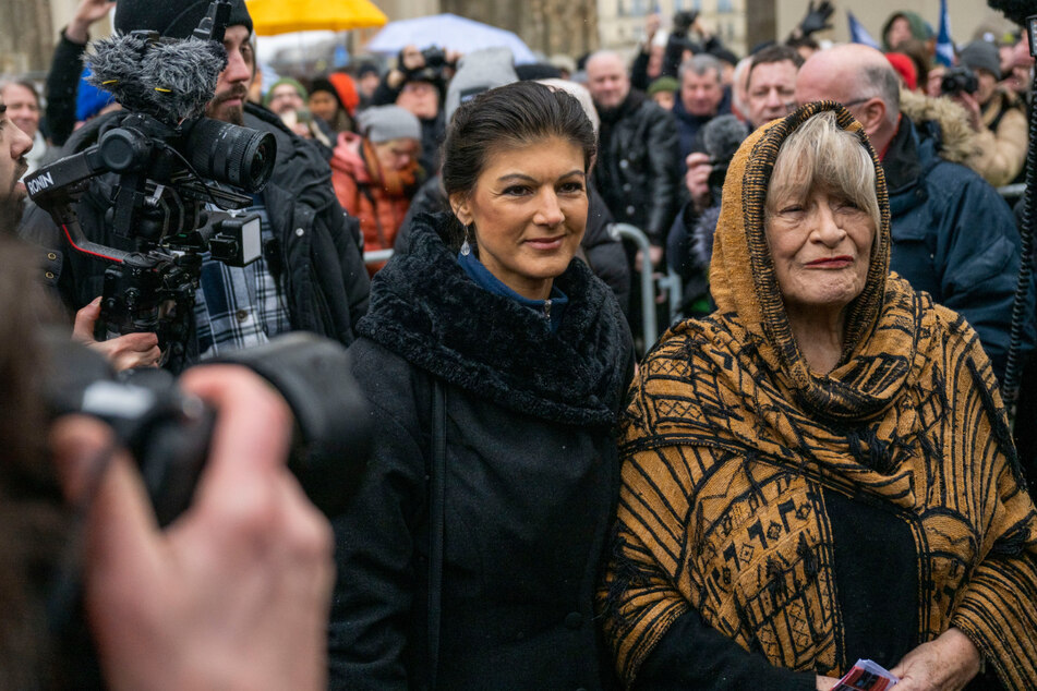 Die 53-jährige Wagenknecht demonstrierte gemeinsam mit Alice Schwarzer (80) am Brandenburger Tor.