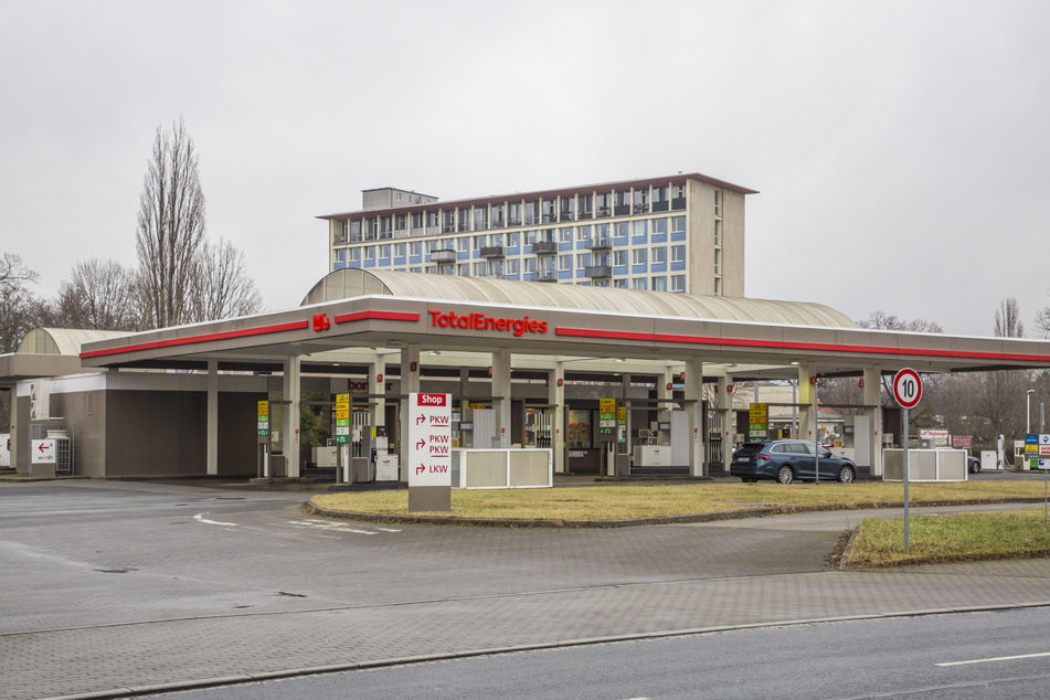 An dieser Tankstelle an der Wiener Straße hatte der Mann (39) seinen Kia abgestellt und glaubte, dass das Fahrzeug geklaut worden sei.