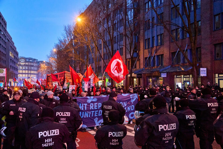 Teilnehmer der Demonstration "Gemeinschaftlicher Widerstand" werden auf dem Valentinskamp von der Polizei gestoppt.