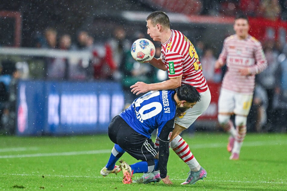 HSV-Profi Immanuël Pherai (24, vorne) räumte mit voller Wucht Gegenspieler Kristoffer Lund (23) ab.