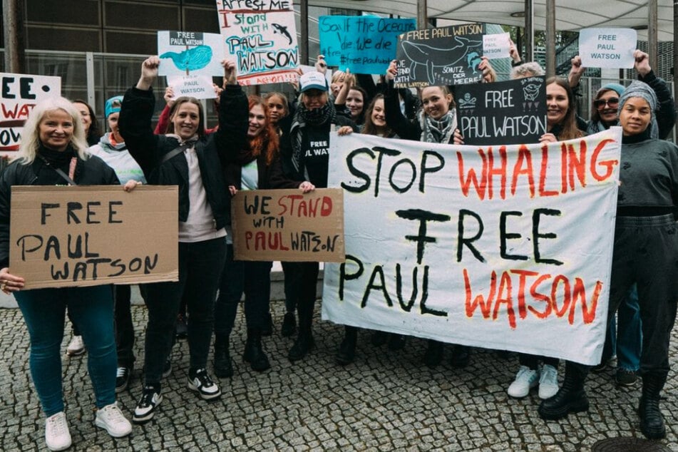 Mehrere Menschen kamen zur Unterstützung von Sarah Connors Forderung mit Plakaten vor die dänische Botschaft.