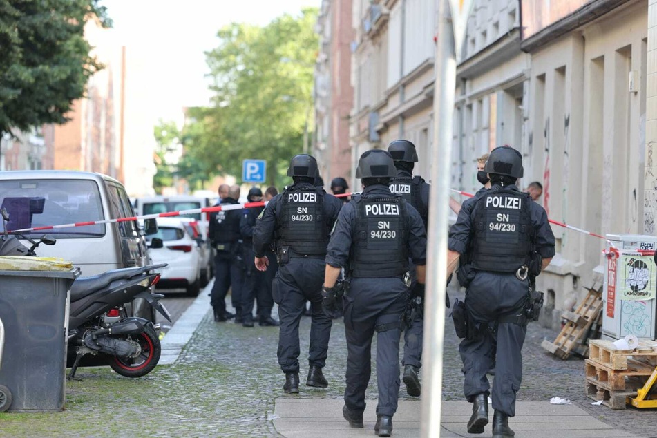 Die Polizei ist mit vielen Einsatzkräften vor Ort, nachdem es eine Auseinandersetzung in der Eisenbahnstraße in Leipzig gegeben hat.