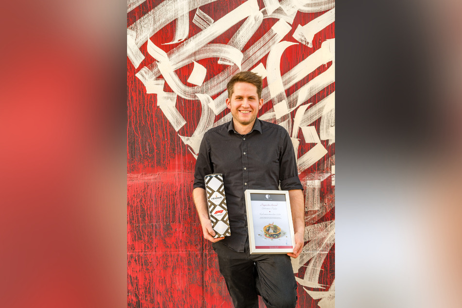 Kochsternstunden-Mehrfach-Gewinner Sebastian Probst hält den Ehrenpreis in Händen.
