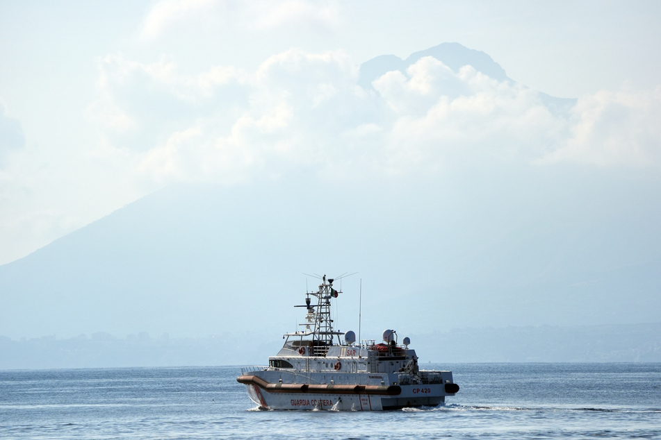 Ein Boot der italienischen Küstenwache, nachdem die Luxusyacht "Bayesian" in einem Sturm gesunken war.