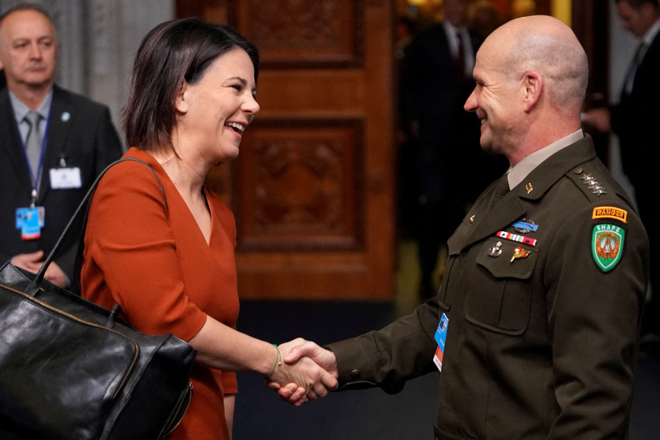 US-General Christopher Cavoli begrüßt die deutsche Außenministerin Annalena Baerbock (42, Grüne). Er will das "Risiko managen" können, das mit einer etwaigen Leoprad-2-Kampfpanzer Lieferung an die Ukraine einhergeht.