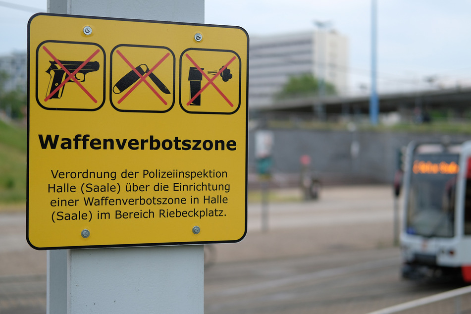 Die Bundespolizei erwischte im Hauptbahnhof Halle einen 37-Jährigen mit einem Messer, das dort wegen einer eingerichteten Waffenverbotszone verboten ist.