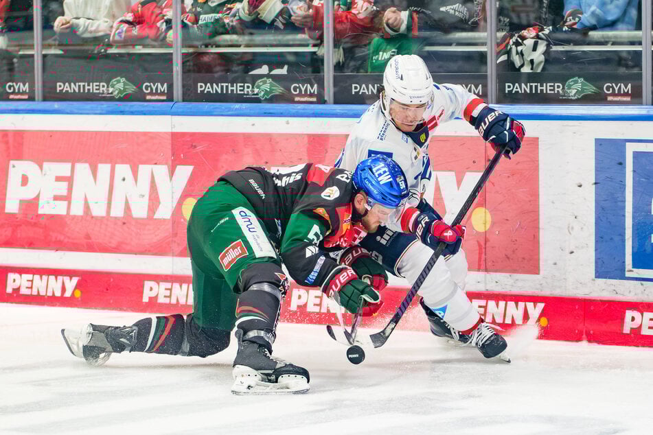 Austin Ortega (31, r.) kam im Januar zurück in die DEL. Für die Adler Mannheim spielte er und ließ hier den Augsburger Maximilian Renner (33) alt aussehen.