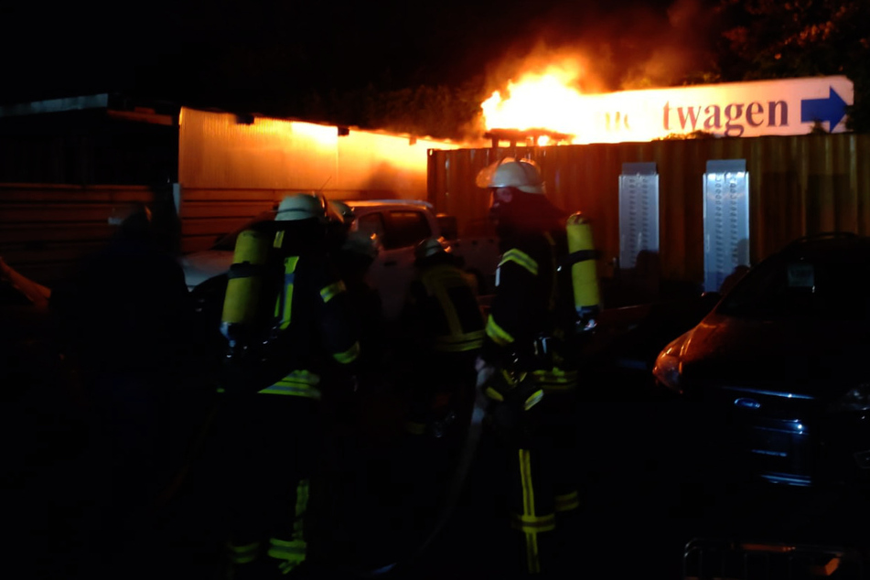 Feuerwehreinsatz am Autohaus: Elektrofahrzeug-Batterie in Brand geraten