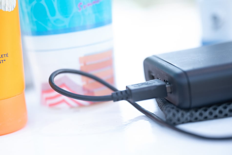 Powerbank explodiert: Reisender fängt Feuer in Flughafen-Lounge