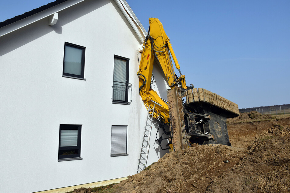 In Burbach im Kreis Siegen-Wittgenstein ist am Mittwochnachmittag ein Bagger bei Bauarbeiten umgekippt und auf ein Wohnhaus gefallen. Niemand wurde verletzt.