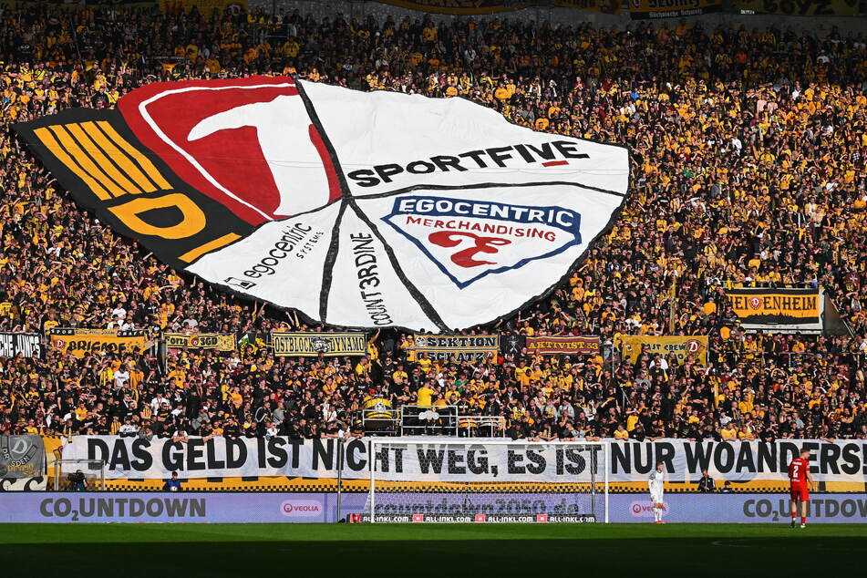 Mit diesem Banner und dem Spruchband machten am Sonntag die Ultras im K-Block mobil. Sie wollen den Fanshop nicht nur zu 50 Prozent, sondern zu 100 Prozent in Hand des Vereins sehen.