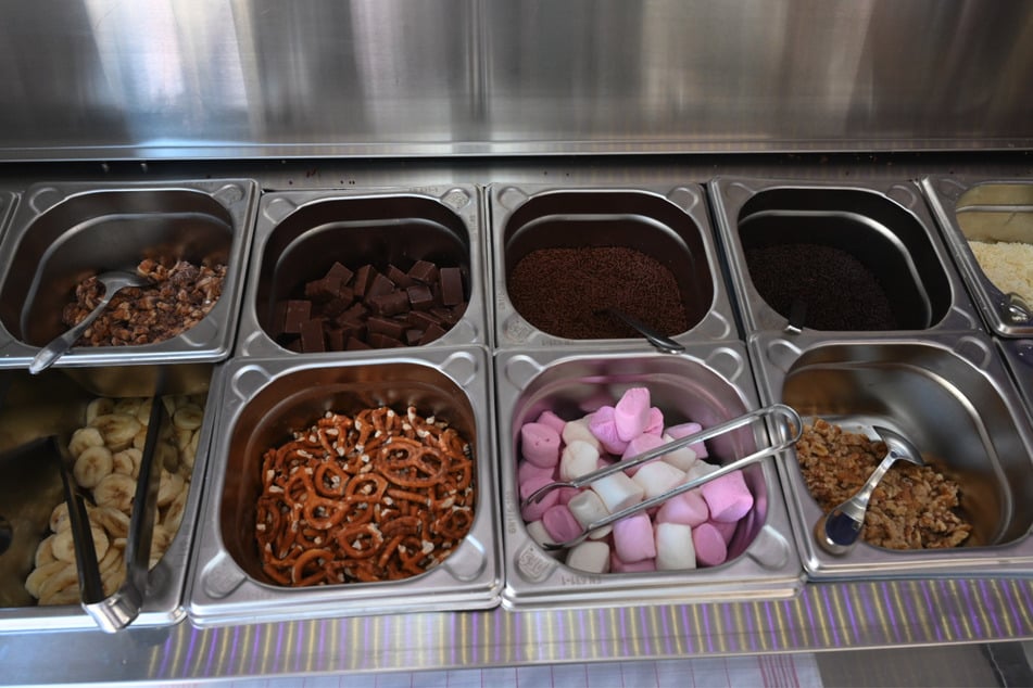 Die Kugel Eis kann noch mit Extras getoppt werden.