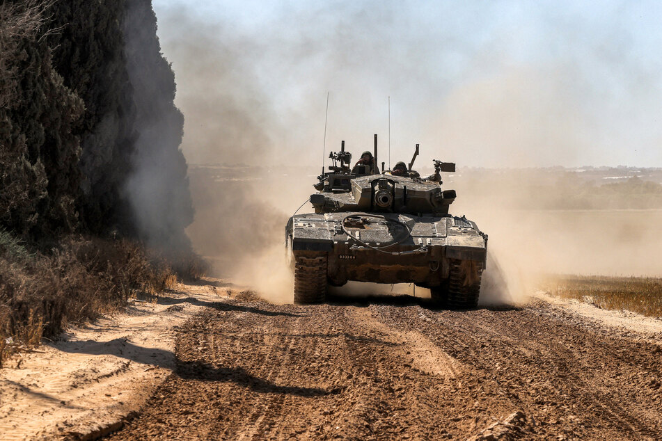 Ein israelischer Merkava-Kampfpanzer an der Grenze zum Gazastreifen, der teilweise von Terroristen kontrolliert wird.