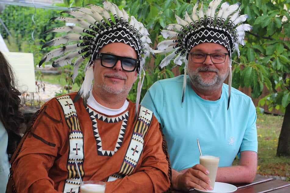Die Radebeuler Fans Michael (54, r.) und Falko (52) legten für Gojko Mitić und "seine" Frau Sitopanaki den Häuptlingsschmuck an.