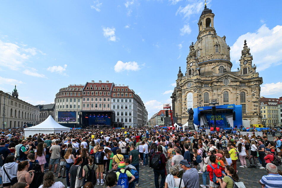 Tausende Besucher strömten gestern Nachmittag zum Europafest auf den Dresdner Neumarkt.