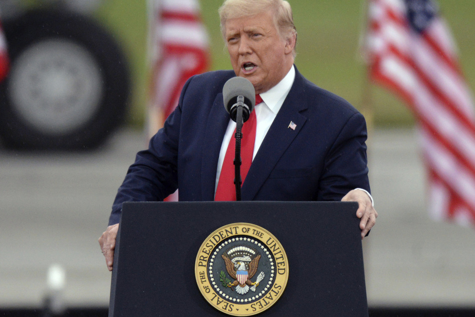 US-Präsident Donald Trump hat dementiert, die Amerikaner über die Gefahr durch das Coronavirus belogen zu haben. "Ich habe nicht gelogen", sagte Trump am Donnerstag im Weißen Haus auf eine entsprechende Frage eines Reporters.