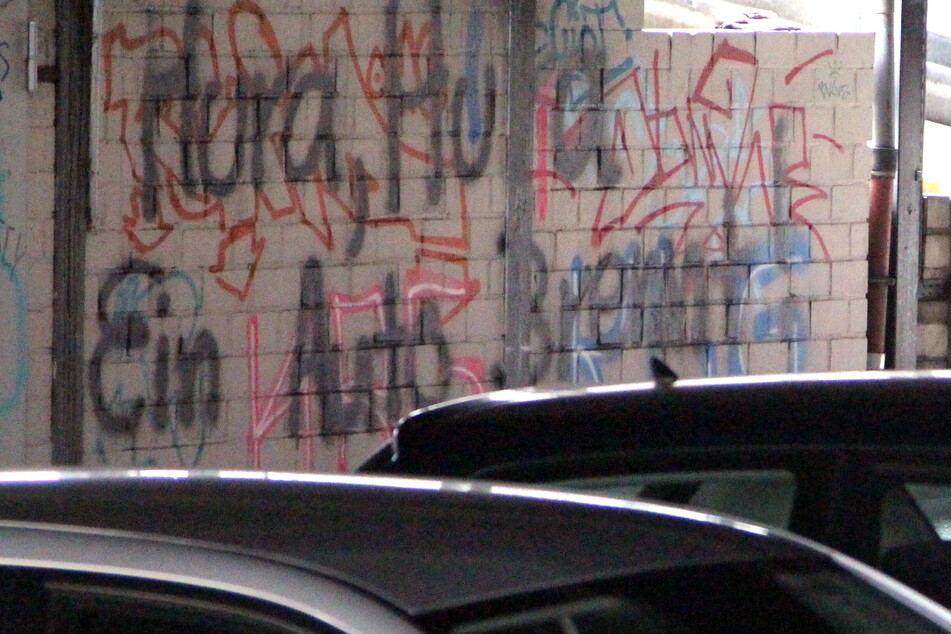 An den Wänden des Parkhauses deutet ein frisches Graffiti auf einen möglichen politischen Hintergrund hin.