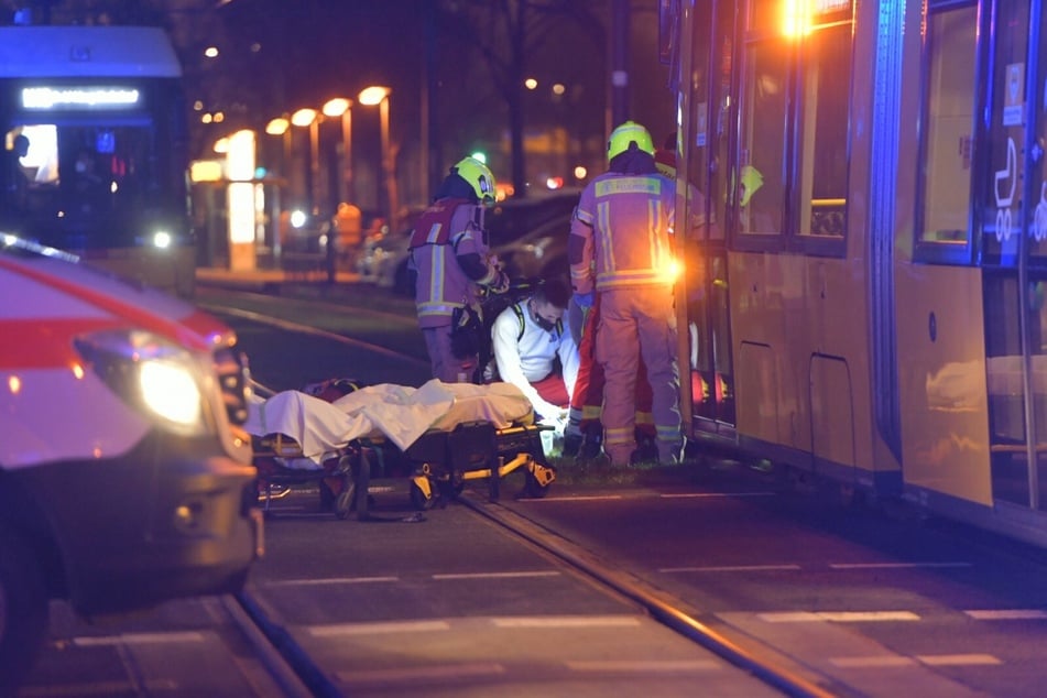 Ein Radfahrer wurde am Samstagabend in Berlin-Friedrichshain von einer Tram erfasst.
