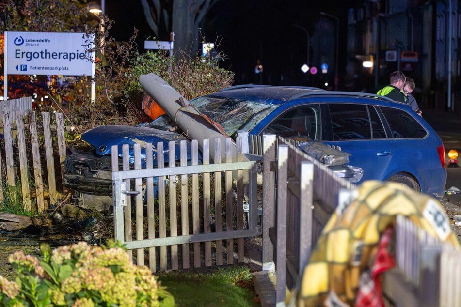 Der 21-jährige Skoda-Fahrer erfasste die 18-Jährige, als sie sich auf der Straße befand.