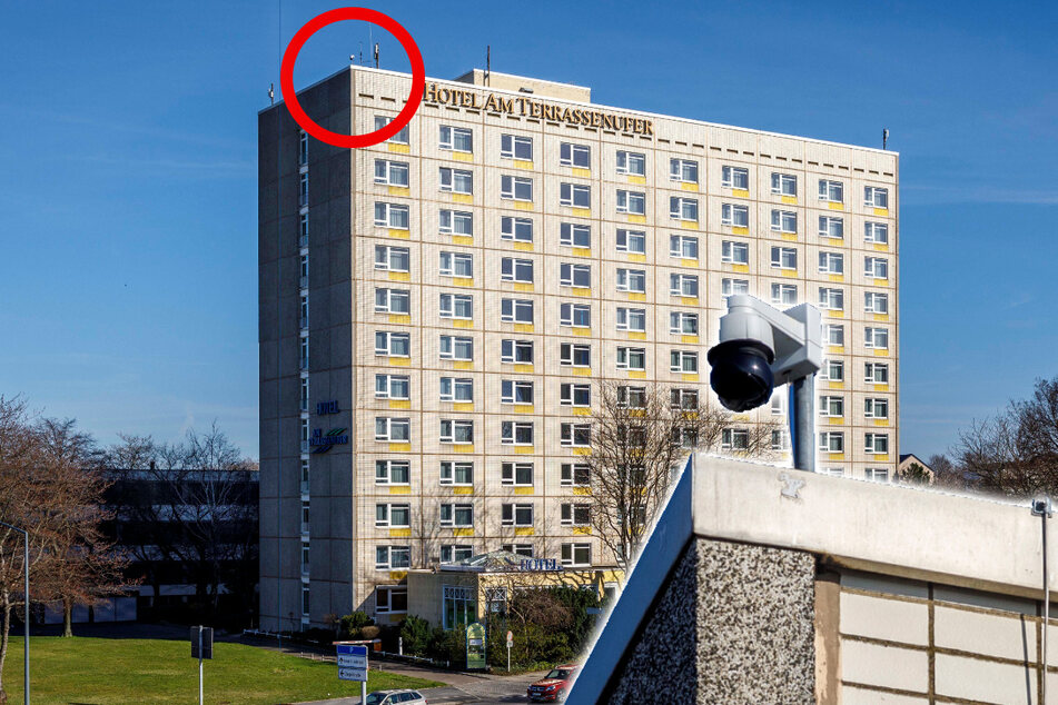 Dresdens Auge in die Welt steht auf dem Hotel Terrassenufer, nahe der Carolabrücke.