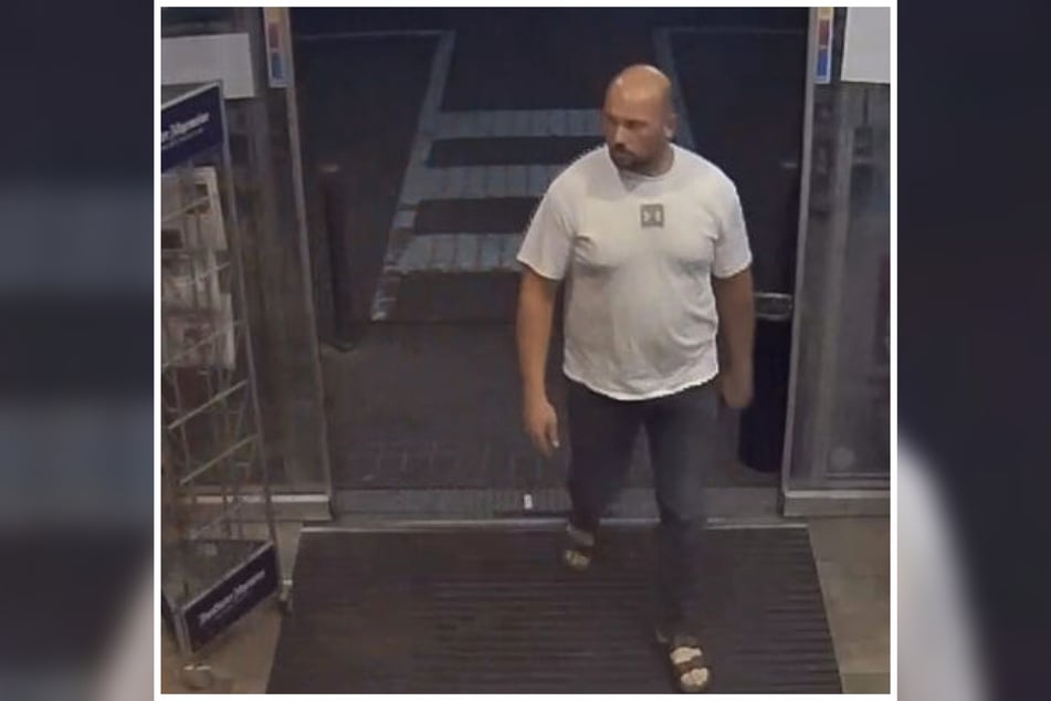 Das Bild des Mannes wurde vor der Tat an der Esso-Tankstelle in der Hanauer Landstraße von einer Überwachungskamera aufgenommen.