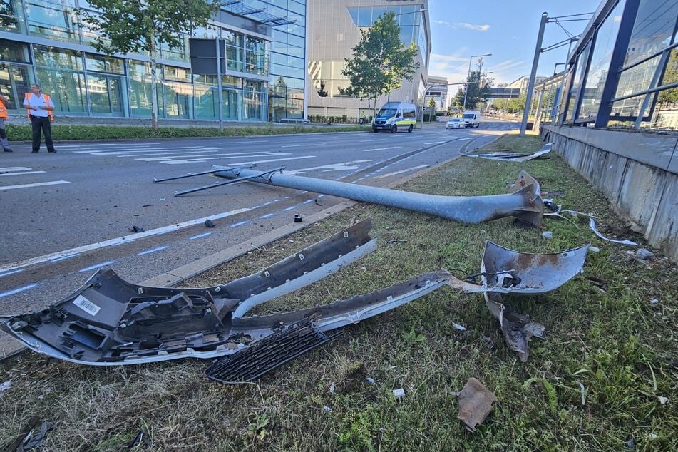 Der Unfall hinterließ ein Trümmerfeld auf der Straße.