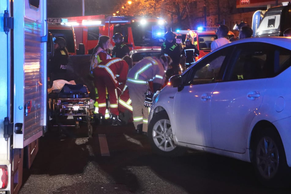 In Berlin-Kreuzberg habe man ersten Informationen zufolge einen Mann nach einem Schuss wiederbeleben müssen.