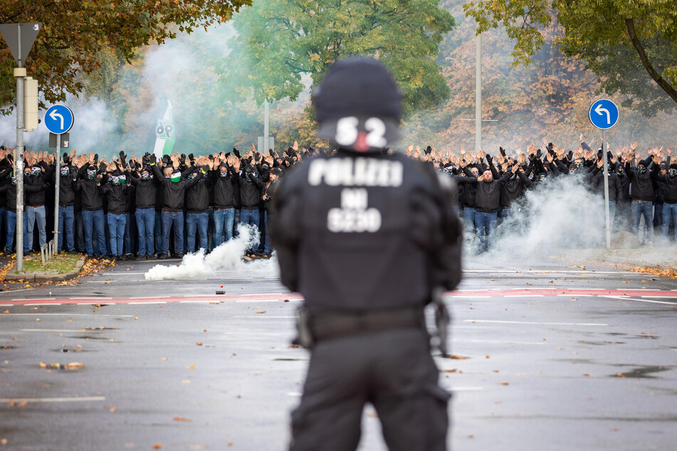 Die Fans von Hannover 96 beim Fanmarsch zum Derby im vergangenen November.