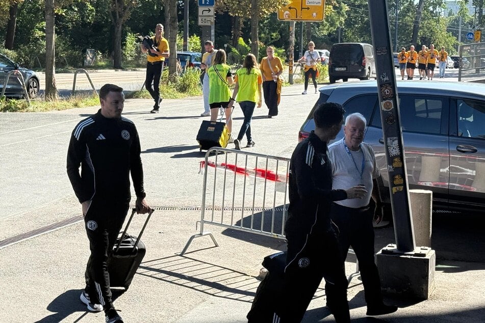 Philipp Hüwe (35, l.) assistiert beim heutigen Pokalspiel, im Hauptberuf der gebürtige Münsterländer Polizei-Hauptkommissar.