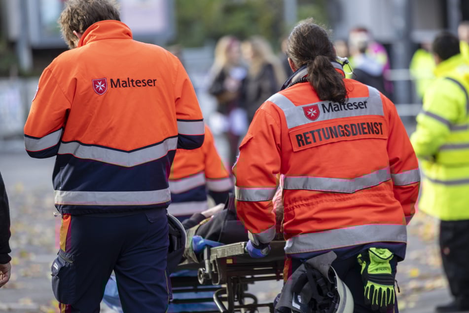 Etwa 100 Feiernde mussten bis zum Nachmittag von den Rettungskräften versorgt werden.