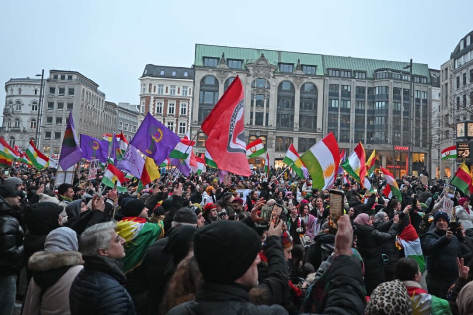 Mehr als erwartet: Tausende bei Kurden-Demo in der Innenstadt