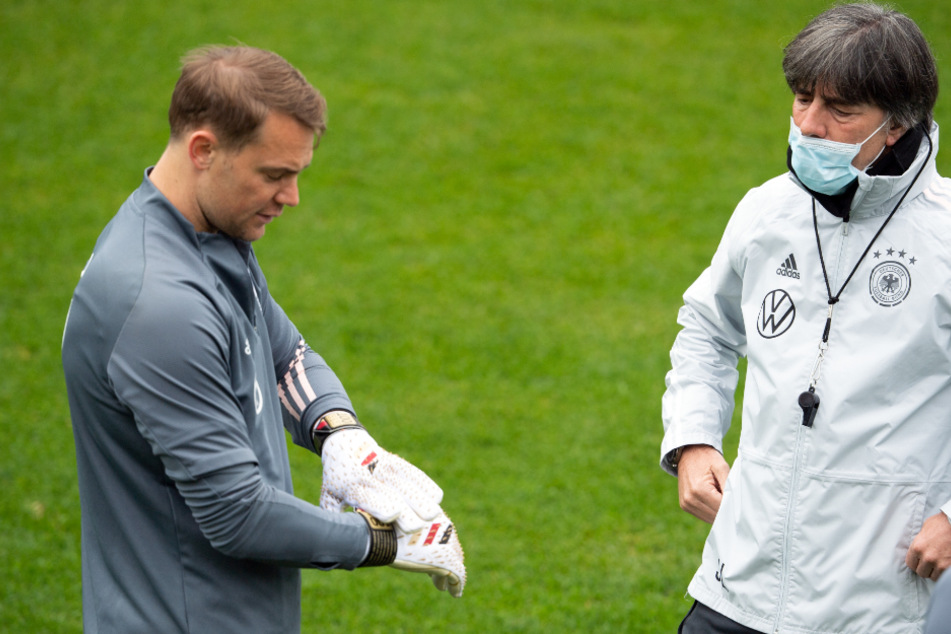 Manuel Neuer hat alle seine Länderspiele unter Bundestrainer Joachim Löw (61, r.) absolviert.
