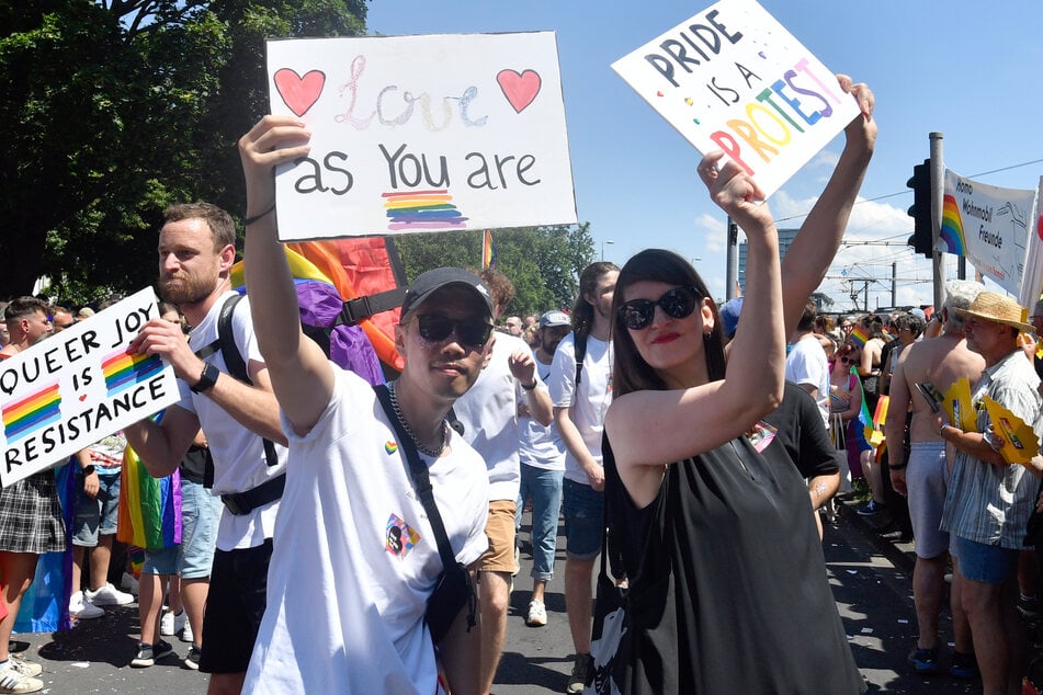 Bunte Stimmung in Köln: Beim Cologne Pride kommen Menschen zusammen, um gemeinsam für Vielfalt, Sichtbarkeit und Gleichberechtigung zu feiern und zu demonstrieren. (Archivbild)