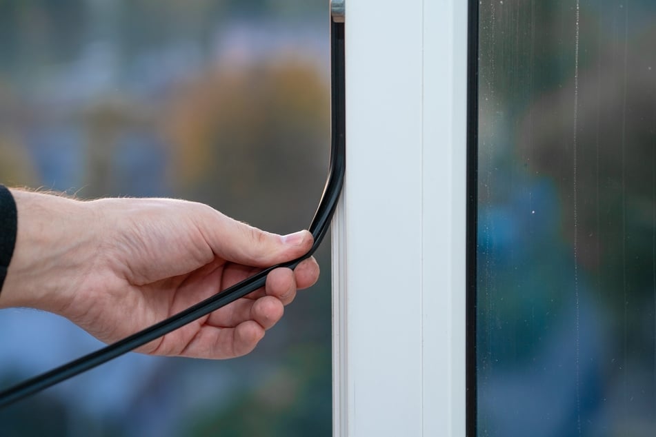 Mit neuen Fensterdichtungen kann man den Lärm in einer hellhörigen Wohnung reduzieren.