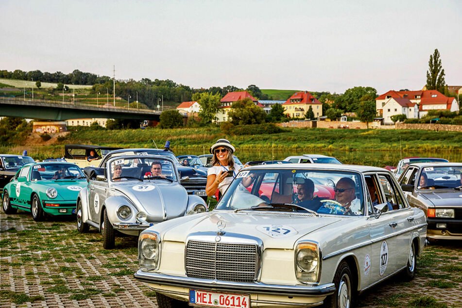 Tolle Stimmung am Meißner Elbufer: Bei der Oldtimer-Rallye geht's vor allem um Spaß und die Freude am Fahren.