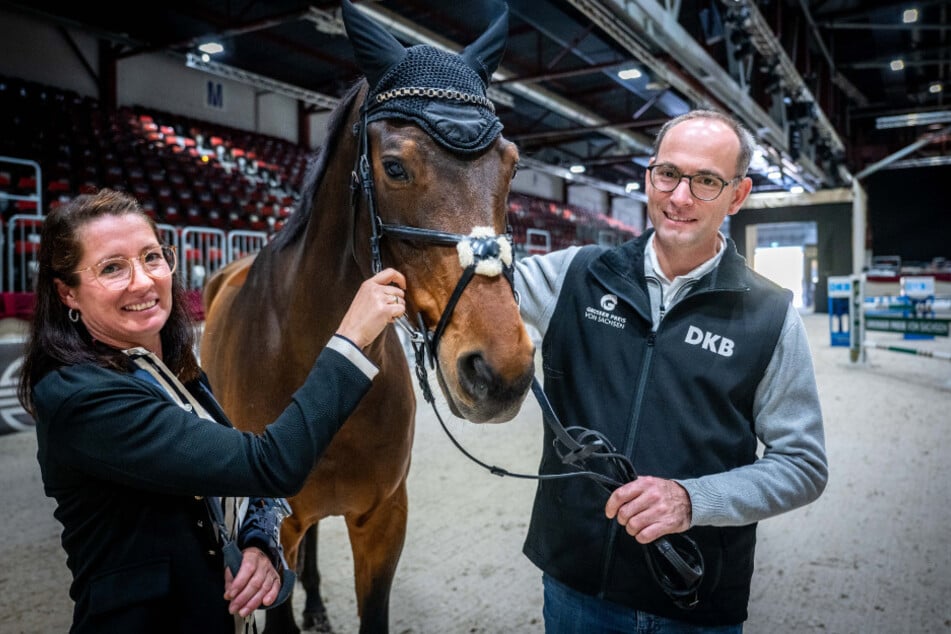 Ellen Kölz und Hardy Heckel (47), hier mit Wallach Lasse (8) in der großen Messehalle, werden erstmalig das Reitsportturnier "Großer Preis von Sachsen" leiten.