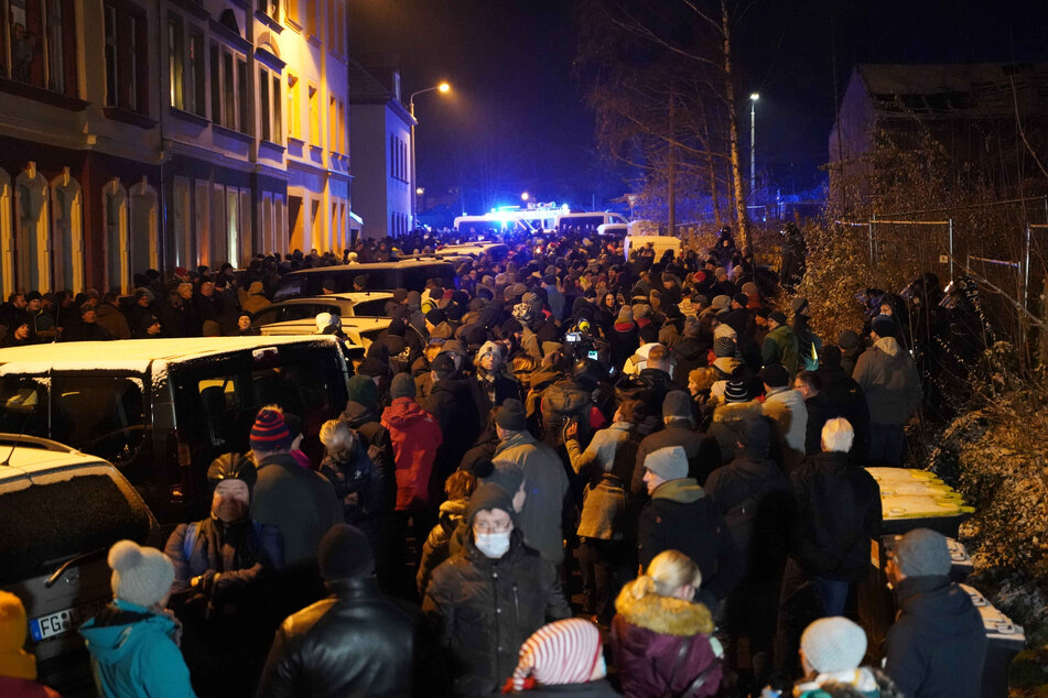 Dicht an dicht und kaum Masken! Hunderte Menschen waren am Montagabend in Freiberg auf der Straße.