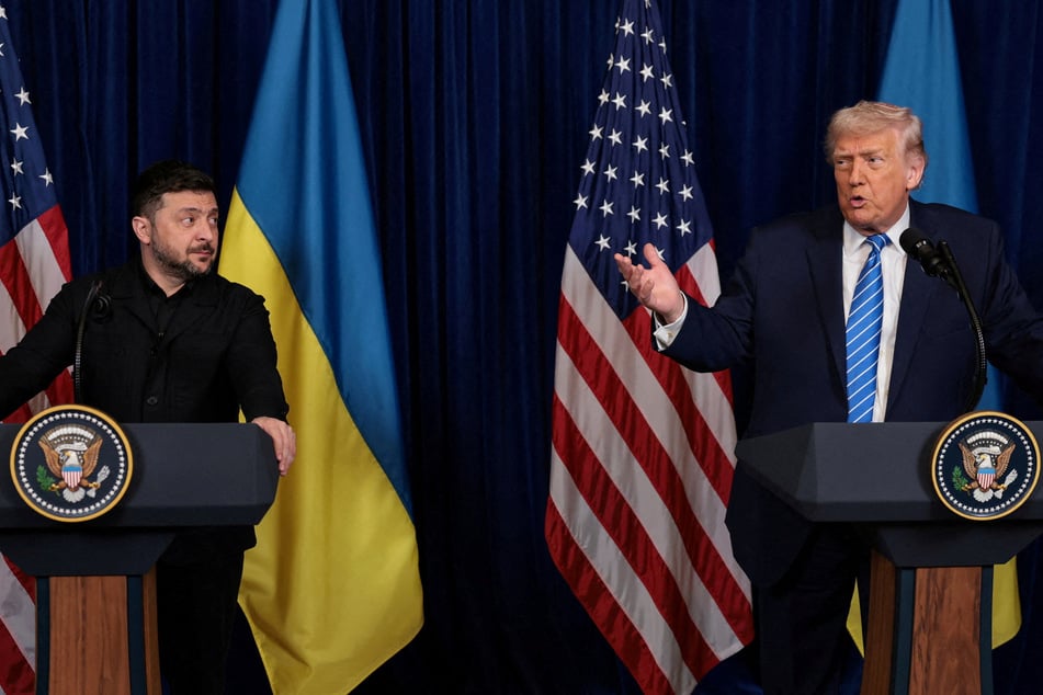 Ukrainian President Volodymyr Zelensky (l.) accused Russia of peddling lies, while his US counterpart, Donald Trump, seemed to back the Kremlin's line.