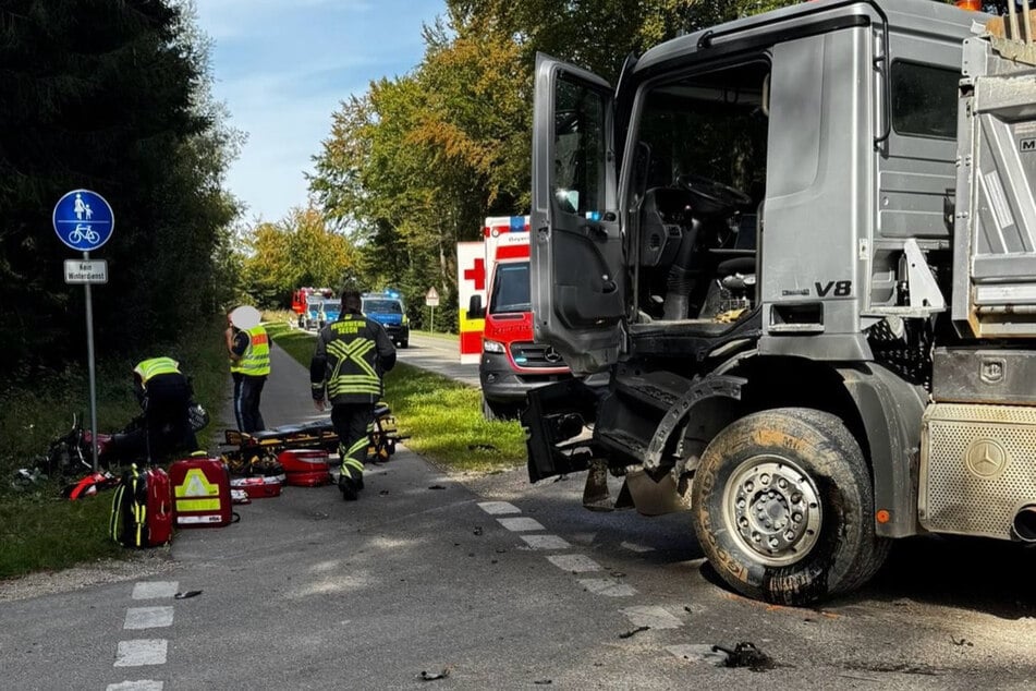 Der Motorradfahrer (†54) krachte seitlich gegen das Zugfahrzeug.