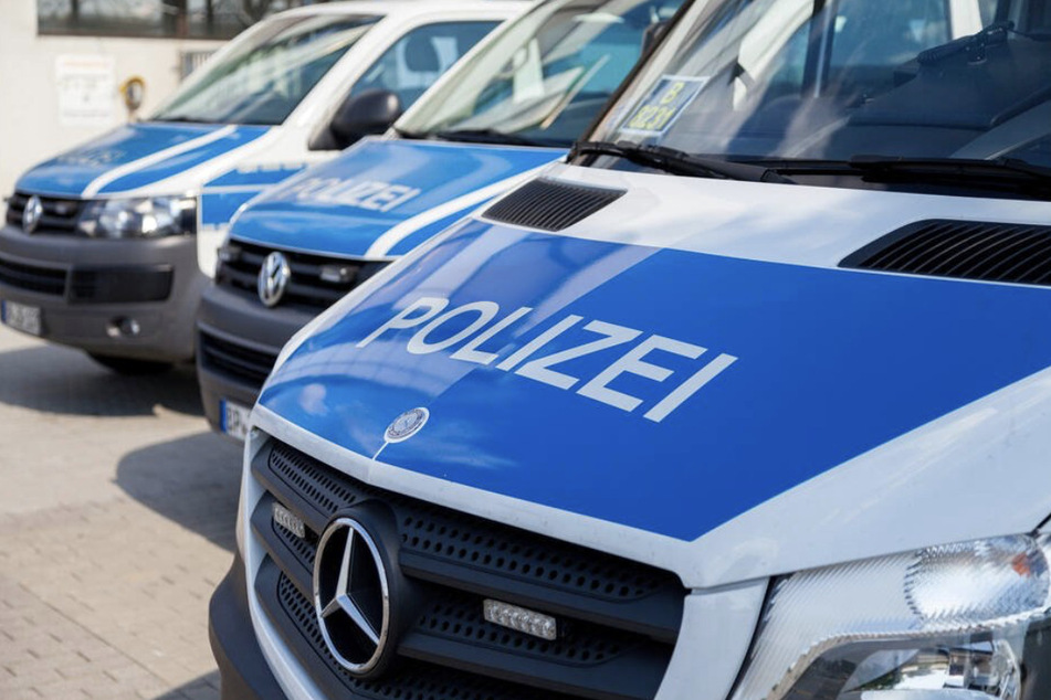 20 Personen prügeln sich mit Messern und Stuhlbein