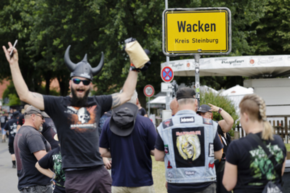 Im beschaulichen Dörfchen Wacken in Schleswig-Holstein sind am Dienstag bereits die ersten Heavy-Metal-Fans eingetroffen. Bis zu 75.000 Gäste werden dieses Jahr erwartet. Die meisten von ihnen reisen allerdings nicht mit dem Flugzeug an, sondern mit dem Auto oder der Bahn.