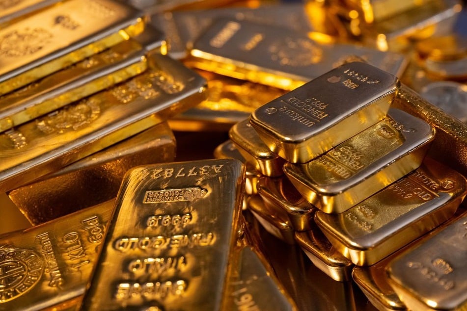 Die Diebin sicherte sich eine Kiste mit Goldbarren. Sie wurde noch nicht gefasst. (Symbolbild)