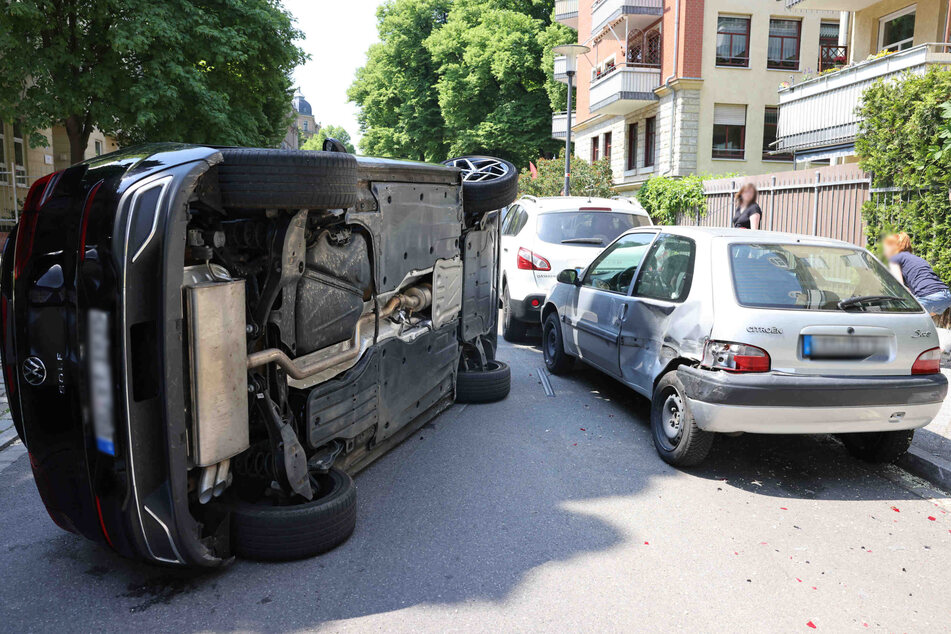 Den Citroën erwischte der Golf-Fahrer als Erstes. Das Fahrzeug knallte dann gegen den Wagen, der davor stand.