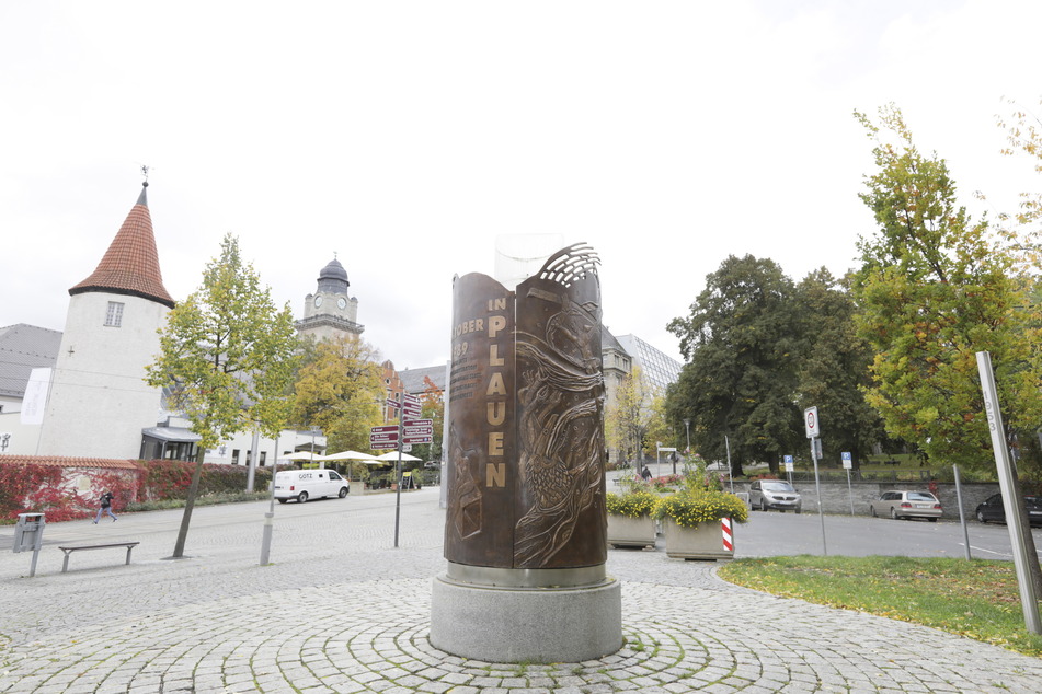 Dieses Denkmal für die Friedliche Revolution steht in Plauen.