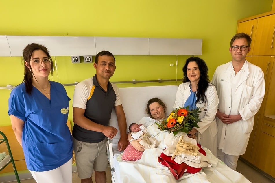 Pauline Wimberger (2.v.r.), Direktorin der Klinik für Frauenheilkunde und Geburtshilfe am UKD, überreichte gemeinsam mit ihrem Team den Eltern von Jubiläumsbaby Yunus Paul einen Blumenstrauß.