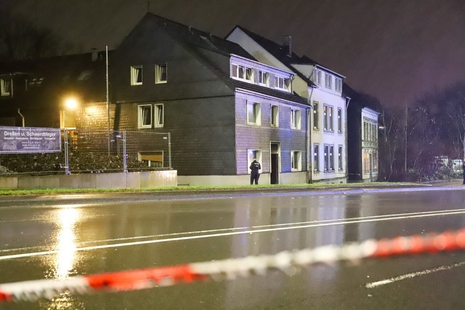 Laut den Angaben der Einsatzkräfte war das Feuer in dem Gebäude in der Neuenkemper Straße in Remscheid gegen 23.08 Uhr ausgebrochen.