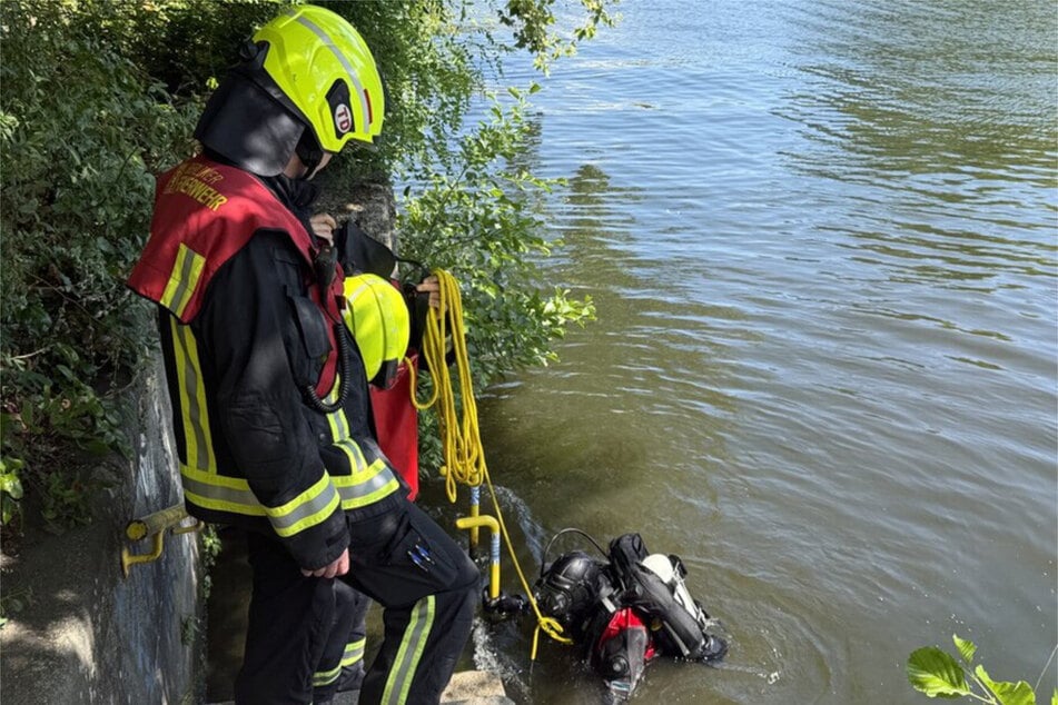 Feuerwehrtaucher suchten die Spree nach einer möglicherweise ins Wasser gestürzten Person ab.