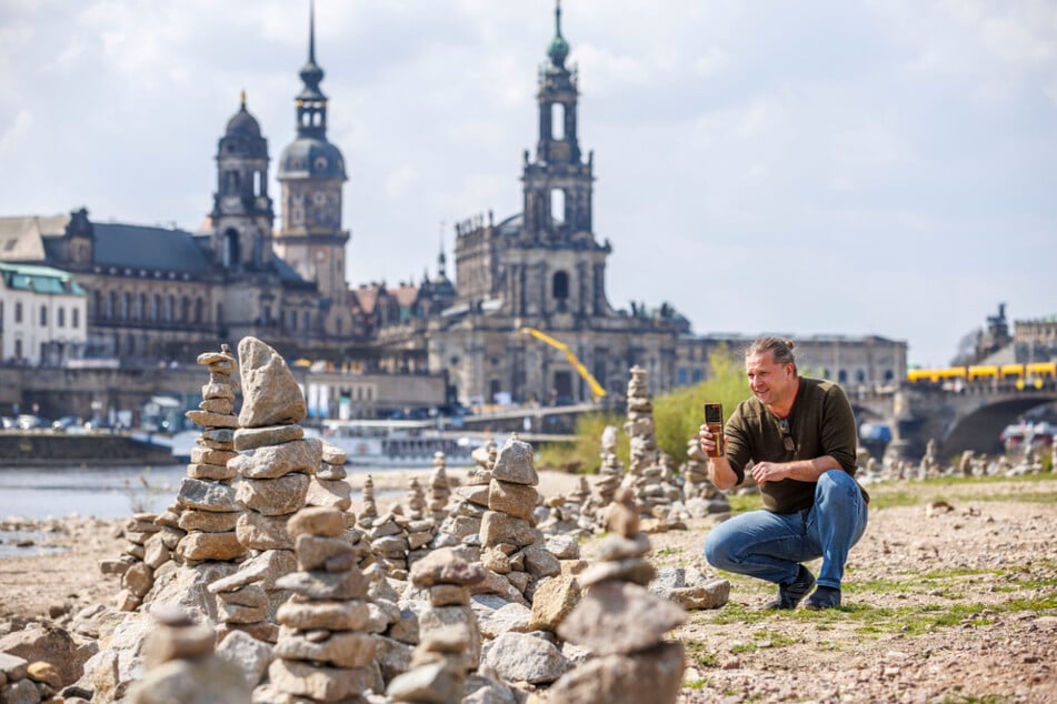 Beim Anblick der Steintürmchen am Neustädter Elbufer griff Andreas Künanz (51) gleich zu seinem Smartphone.
