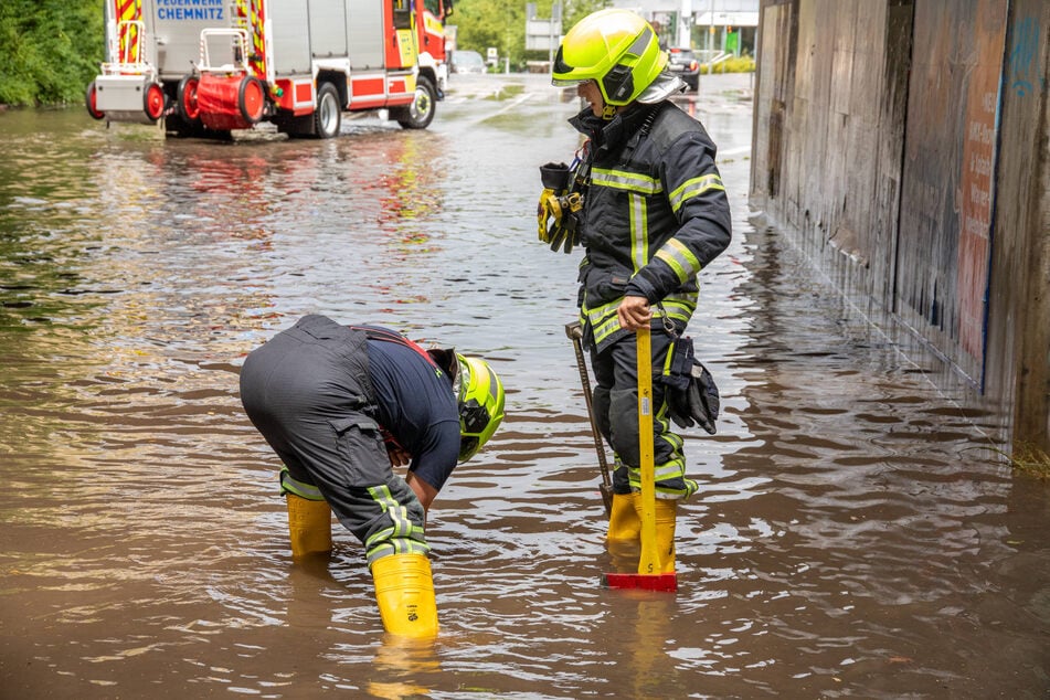 Die Feuerwehr war im Einsatz und säuberte die Gullys, damit das Wasser abfließen konnte.
