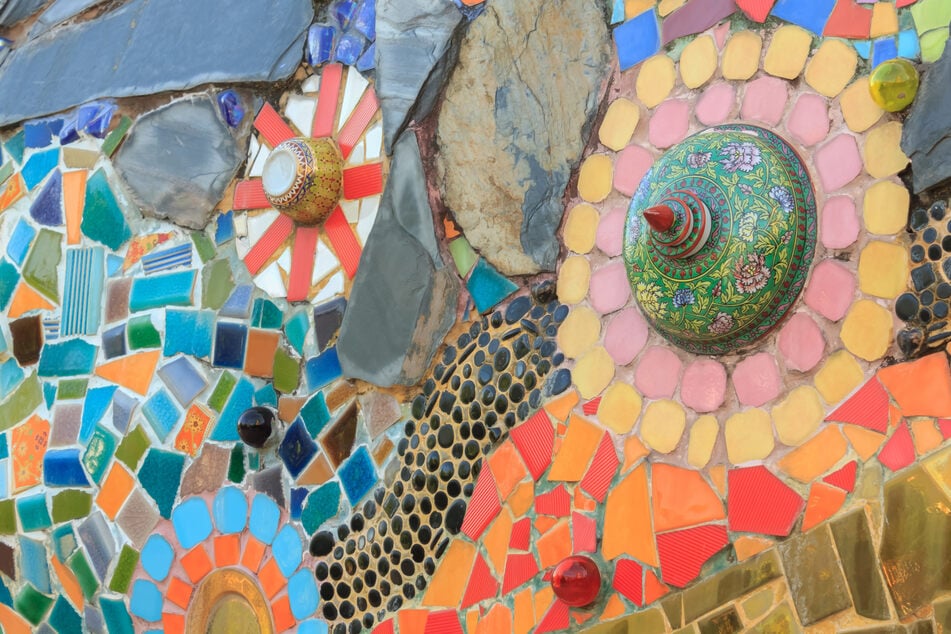 Mit bunten Keramikscherben lassen sich schöne Mosaike gestalten.